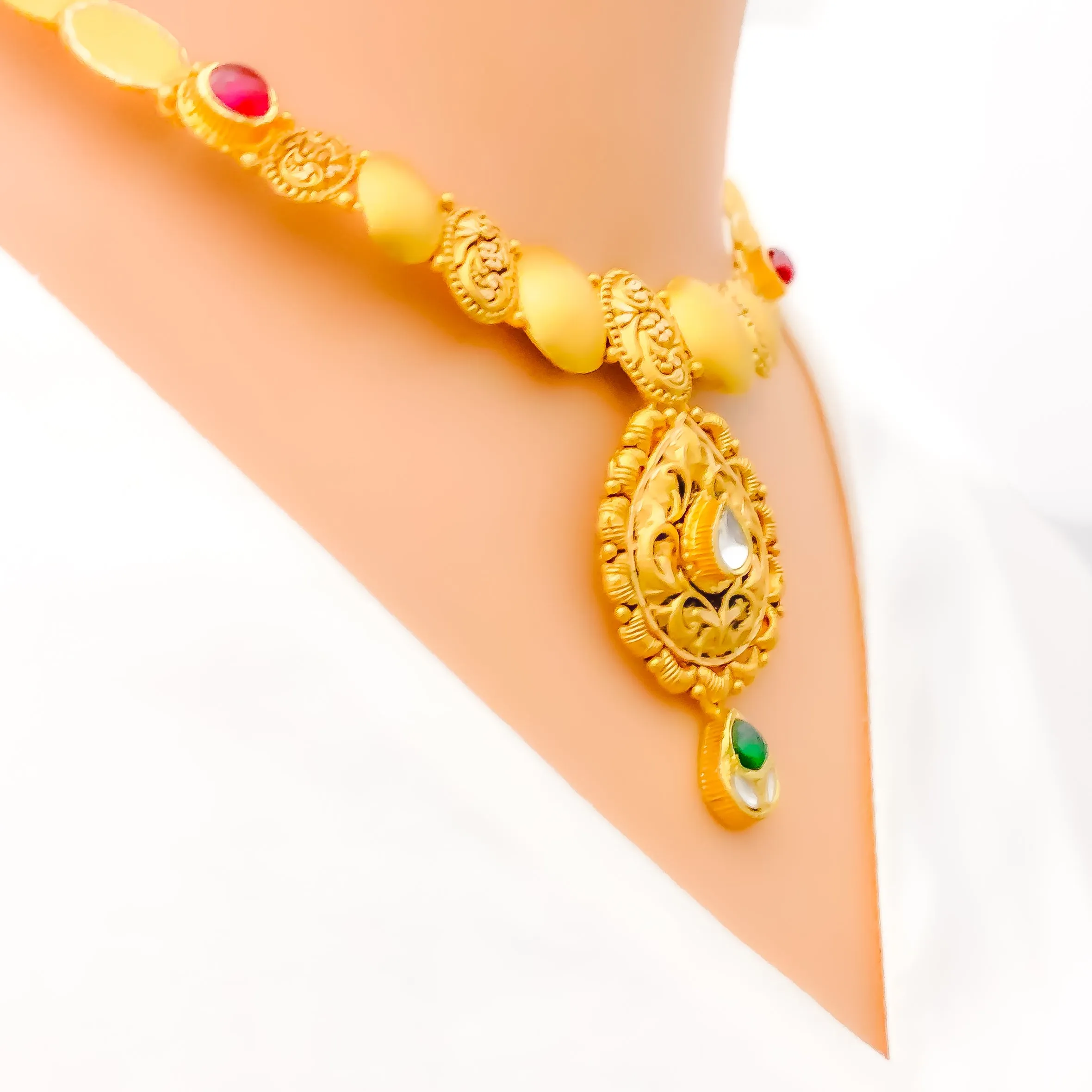 Attractive Engraved Kundan Necklace Set