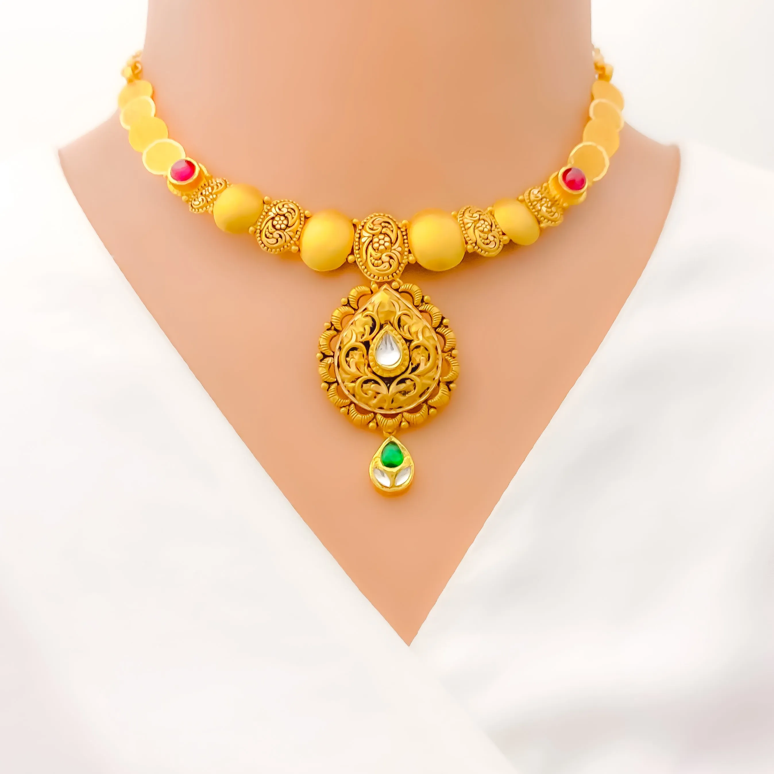 Attractive Engraved Kundan Necklace Set